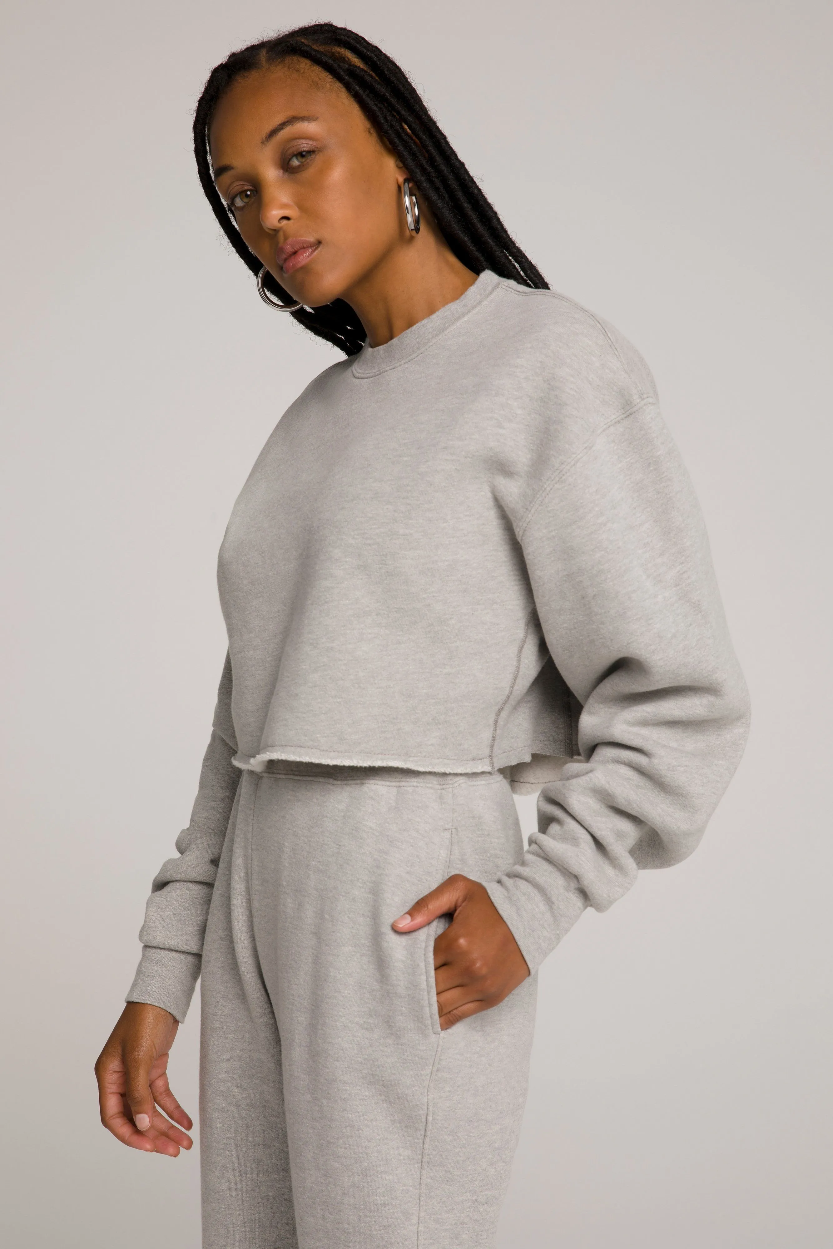 CROPPED & COOL SWEATSHIRT | HEATHER GREY001